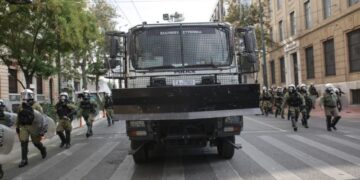 Ένταση μεταξυ διαδηλωτών και αστυνομίας κατα τη διάρκεια της πορείας για την 47η Επέτειο της Εξέγερσης του Πολυτεχνείου, στην Αθήνα, στις 17 Νοεμβρίου, 2020