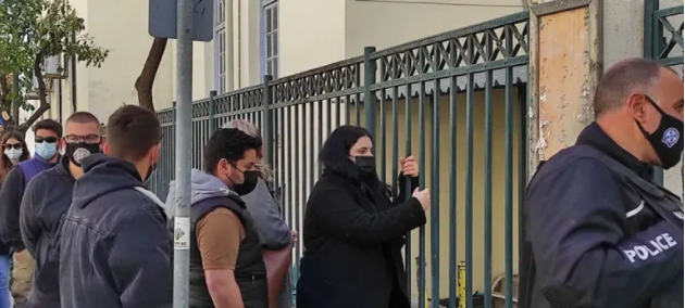 Οργή έξω από τα δικαστήρια: «Φονιάς, φονιάς, σαπίστε τον» - newsique.gr