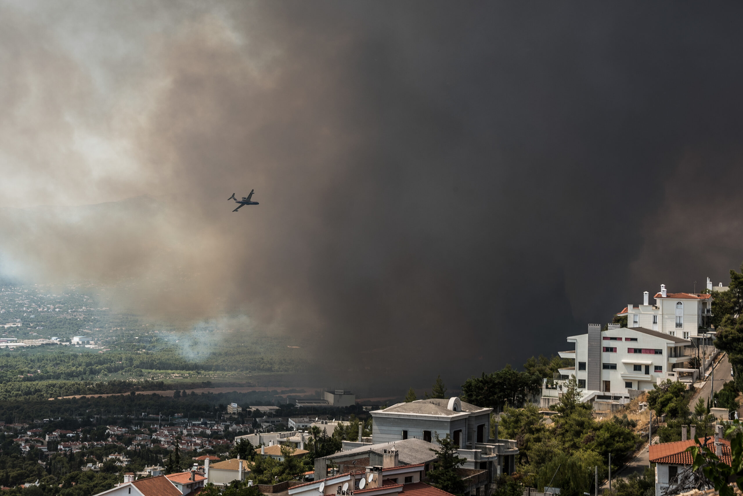 Φωτιά ΤΩΡΑ-Βαρυμπόμπη: Πού καίγονται σπίτια - Ανεξέλεγκτη ...