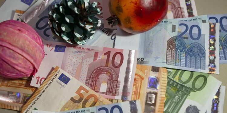 Συνταξεις: Αποφάσεις για αναδρομικα και Δώρα - Ποιοι θα πάρουν έως 3.396 ευρώ