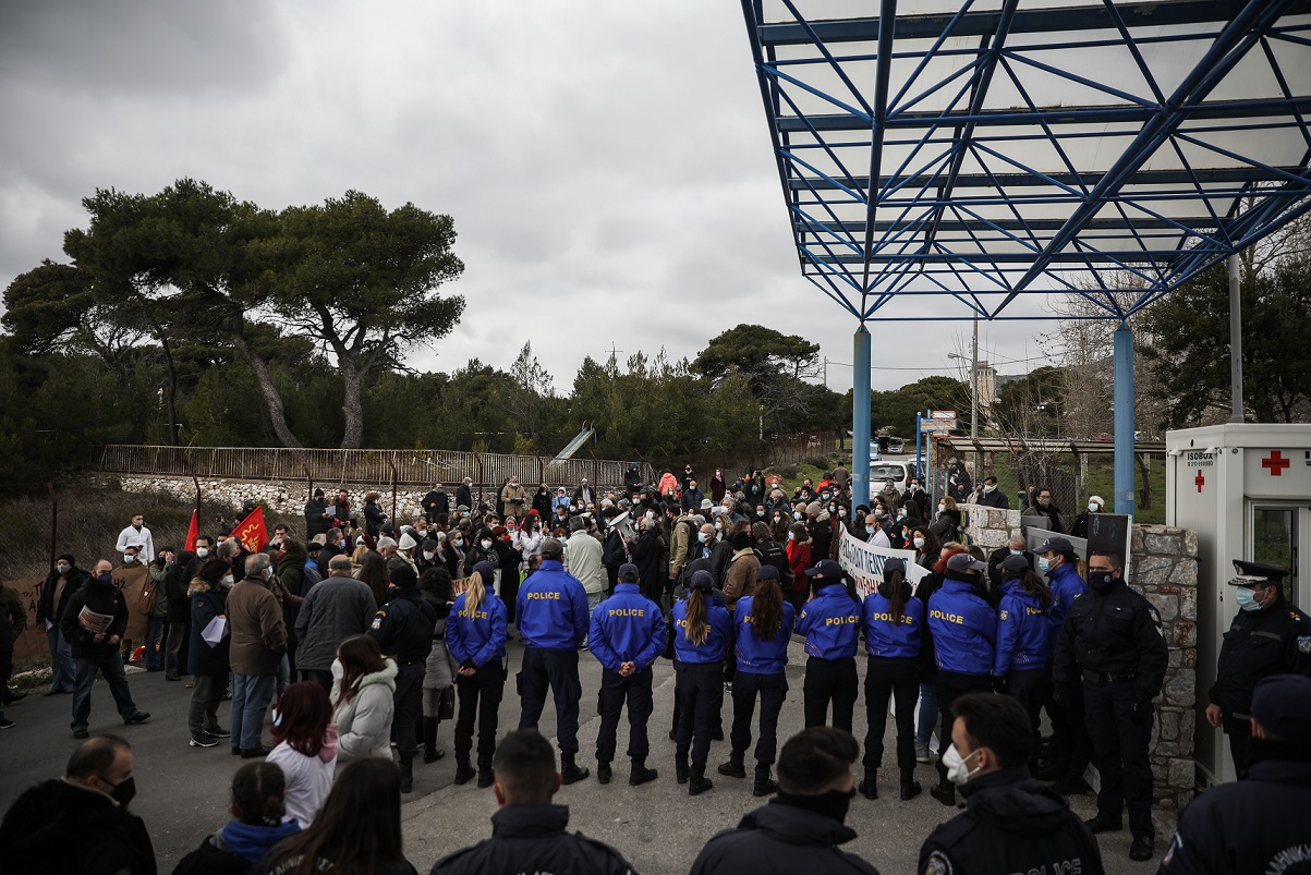 Παίδων Πεντέλης: Μπλόκο της αστυνομίας δεν επιτρέπει την είσοδο στους  εργαζόμενους - newsique.gr