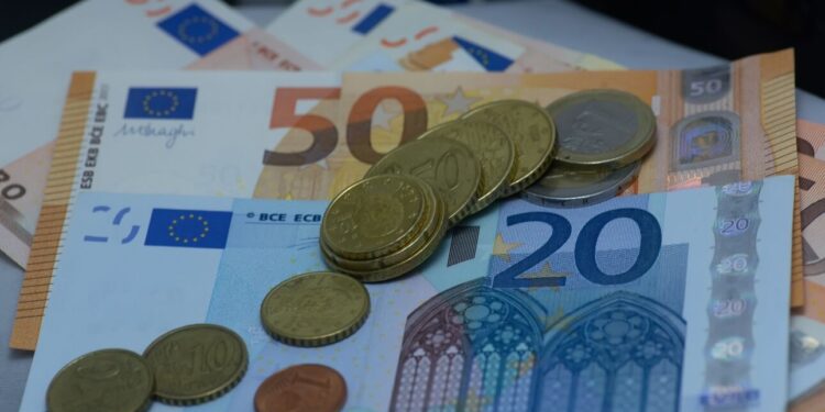 Επίδομα voucher 200 ευρώ: Πώς θα το λάβετε - Δικαιούχοι, κριτήρια