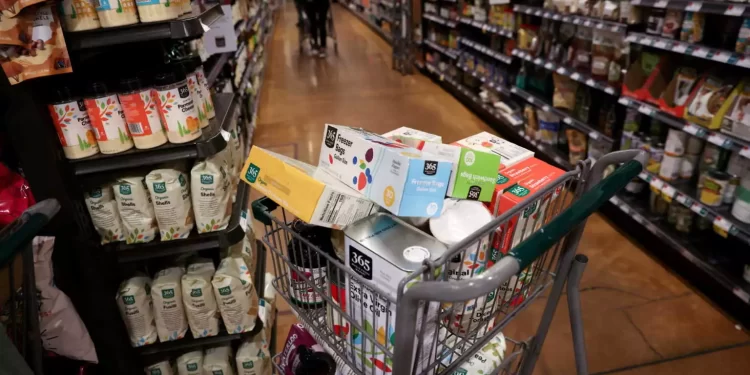 Σούπερ μάρκετ: Ειδικό σήμα στα 50 προϊόντα στο «καλάθι της νοικοκυράς»