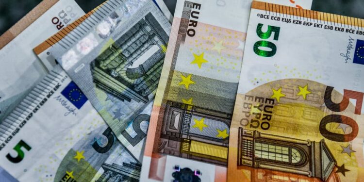 Έκτακτο δώρο 300 ευρώ: Πότε μπαίνουν τα λεφτά - Ποιοι μένουν εκτός