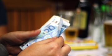 Συντάξεις: Κλείδωσε αύξηση έως 200 ευρώ - Τα νέα ποσά ανά Ταμείο
