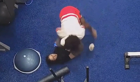 Βίντεο σοκ: Άντρας επιτέθηκε σε 24χρονη στο γυμναστήριο