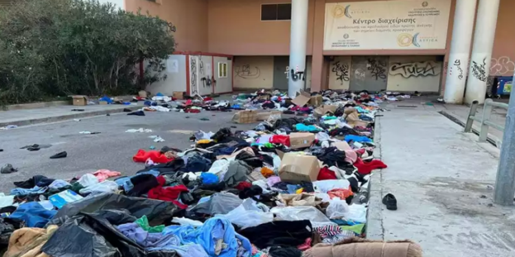 Στα «σκουπίδια» ανθρωπιστική βοήθεια για την Τουρκία – Η ανάρτηση της Δούρου και η απάντηση της Περιφέρειας