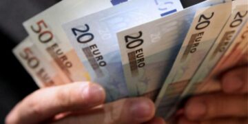 100 ευρώ κάθε μήνα: Ποιοι και πότε θα τα παίρνουν