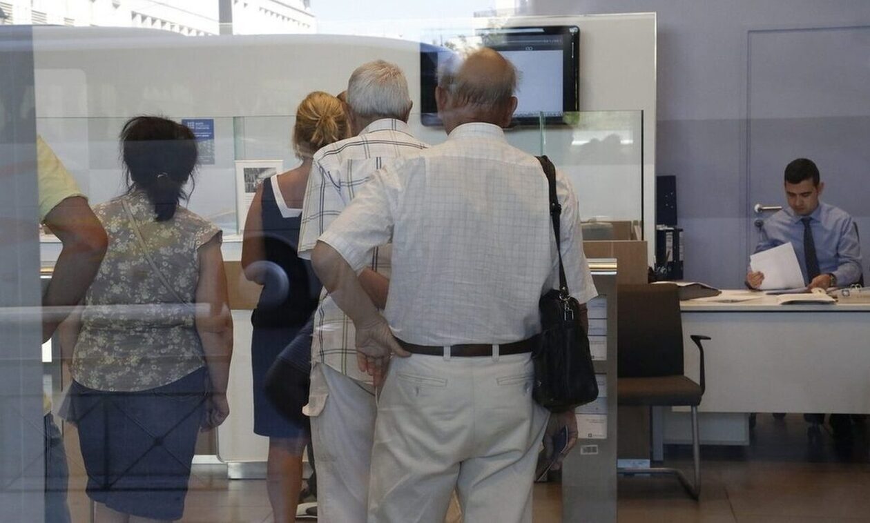 Συντάξεις: Ποιοι συνταξιούχοι χάνουν έως και 200 ευρώ