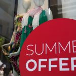 Θερινές εκπτώσεις: Πότε ξεκινούν και τι πρέπει να προσέξετε