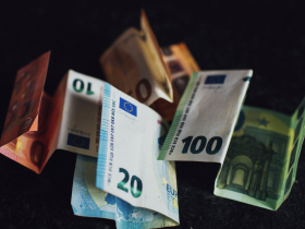 Συντάξεις: Έξτρα λεφτά έως 7.485 ευρώ για 350.000 συνταξιούχους